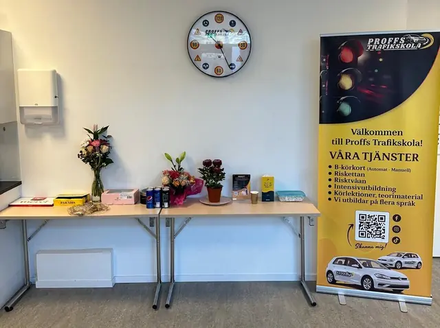 Välkomsthörnan inne på Proffs Trafikskola